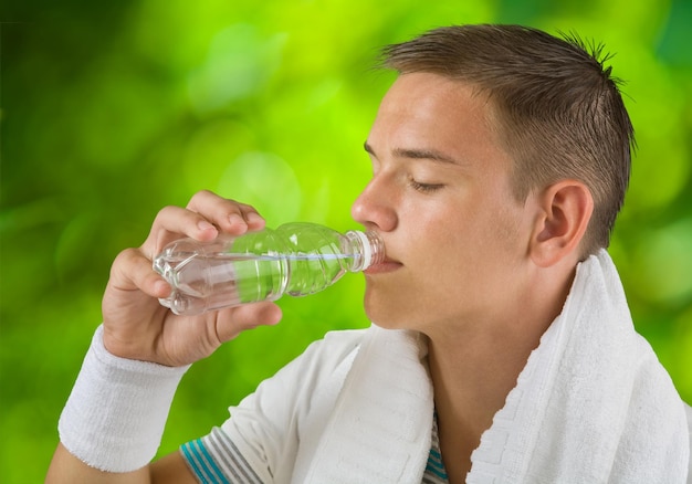 Acqua potabile del ragazzo dalla bottiglia