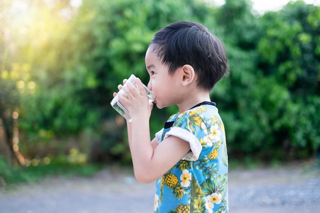 Acqua potabile del ragazzo sveglio asiatico per sano e rinfrescante