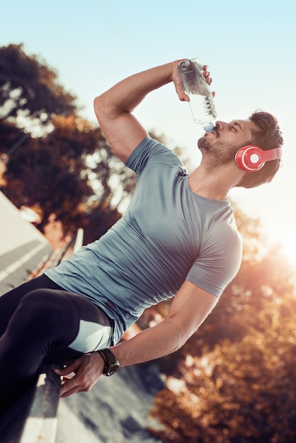 Acqua potabile dell'atleta assetato dopo l'allenamento