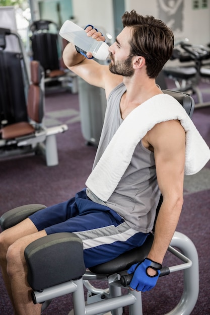 Acqua potabile dell&#39;uomo bello a ginnastica