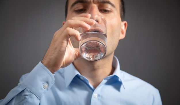 Acqua potabile dell'uomo d'affari caucasico Stile di vita sano