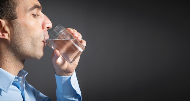 Acqua potabile dell'uomo d'affari caucasico Stile di vita sano