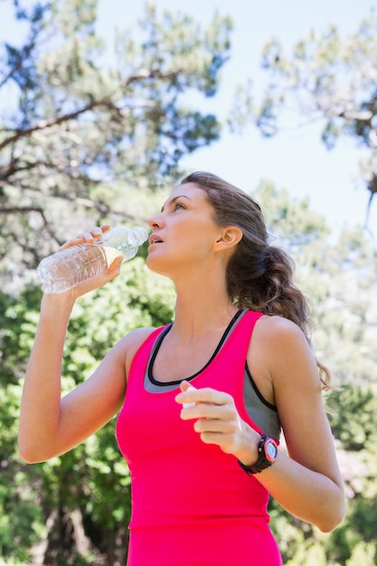 Acqua potabile della donna adatta dei giovani