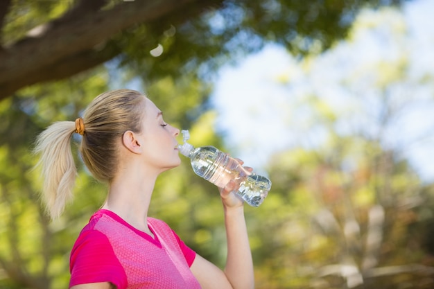 Acqua potabile della donna dalla bottiglia di acqua