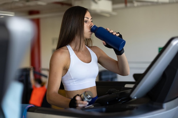 Acqua potabile della donna dopo l&#39;allenamento