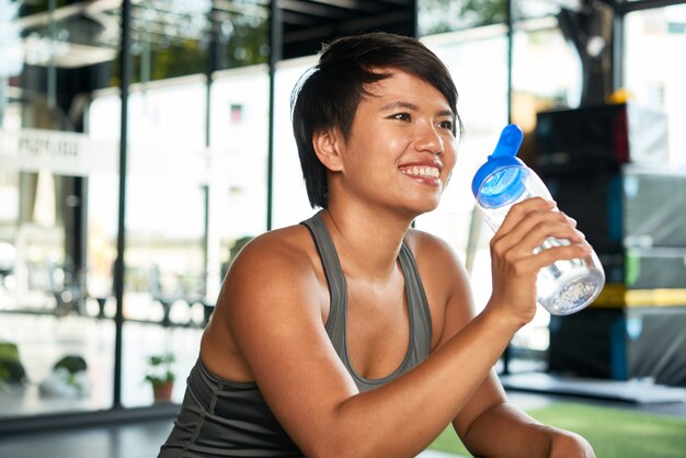 Acqua potabile della donna fitness