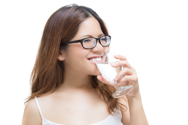 Acqua potabile della donna in buona salute isolata su white