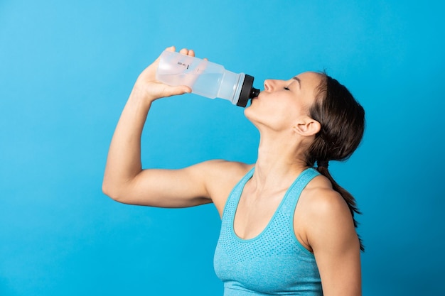 Acqua potabile della donna in forma ispanica