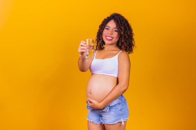 Acqua potabile della donna incinta. Cura della gravidanza. Donna incinta che si idrata bevendo acqua