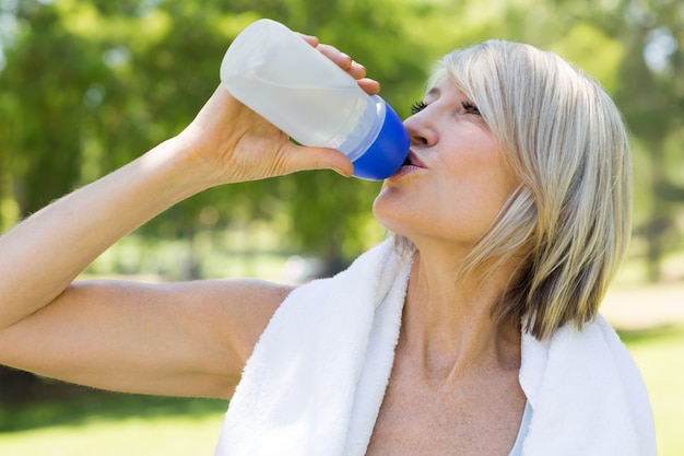 Acqua potabile della donna nel parco