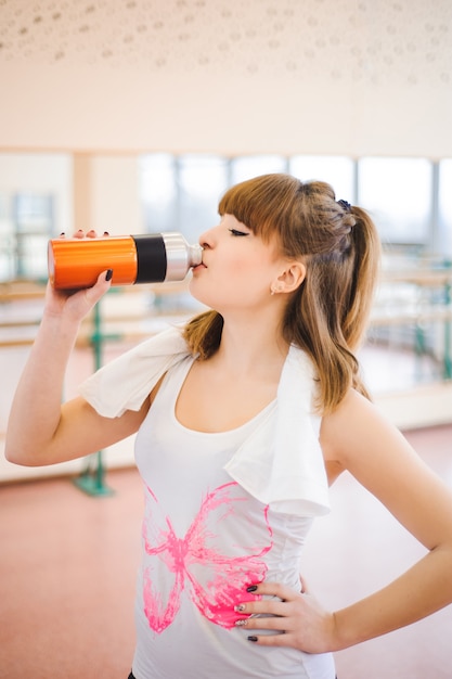 Acqua potabile della giovane donna in buona salute nella forma fisica