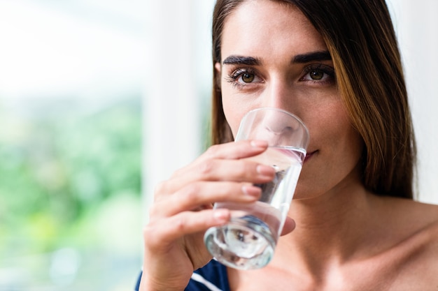 Acqua potabile della giovane donna