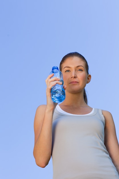 Acqua potabile della giovane donna