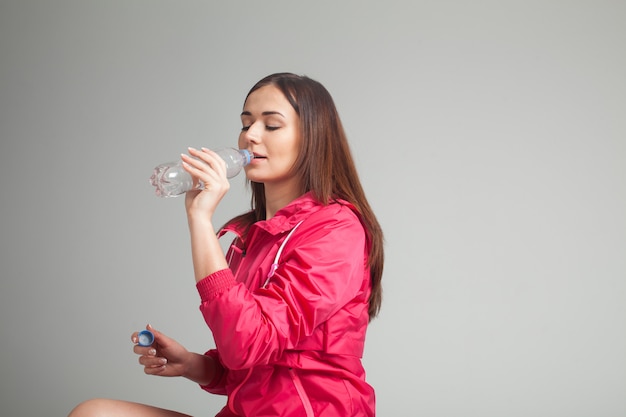 Acqua potabile della giovane donna