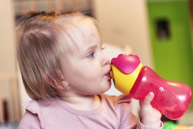 Acqua potabile della neonata del bambino dalla bottiglia