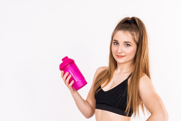 Acqua potabile della ragazza di forma fisica su bianco