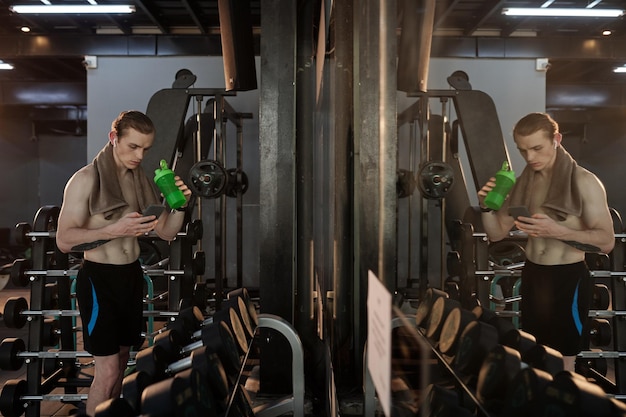 Acqua potabile dello sportivo in palestra