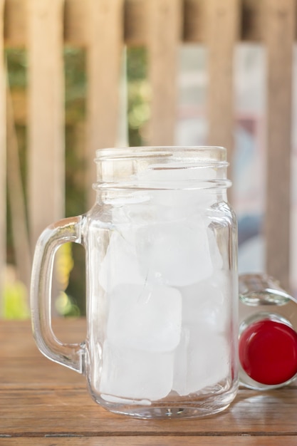 Acqua potabile e vetro ghiacciato