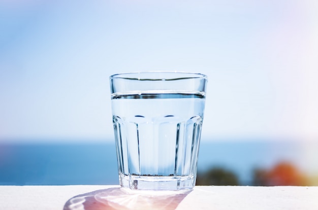 Acqua pulita in un bicchiere. Il concetto di uno stile di vita sano.