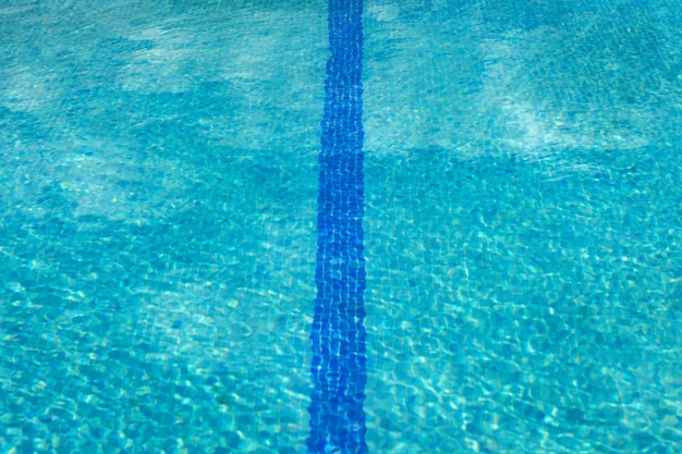 Acqua pulita in una piscina blu