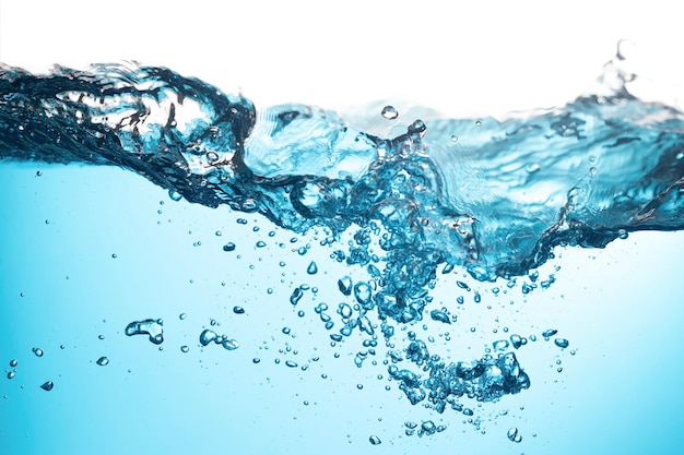 Acqua pura onda d'acqua che spruzza su sfondo bianco