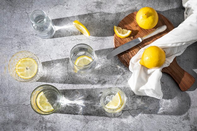 Acqua rinfrescante al limone Bicchieri con acqua e fettine di limone Bevanda disintossicante