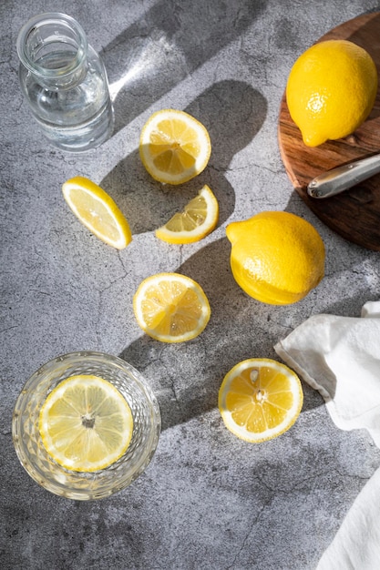 Acqua rinfrescante al limone Bicchieri con acqua e fettine di limone Bevanda disintossicante