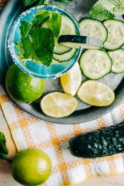 Acqua rinfrescante con cetriolo, lime e buona erba. Limonata rinfrescante al cetriolo, bevanda salutare e disintossicazione. copyspace