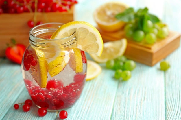 Acqua rinfrescante con frutta sul tavolo