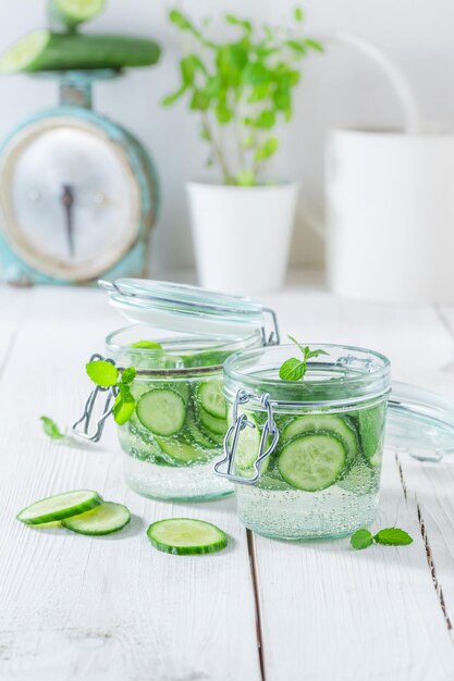 Acqua rinfrescante in barattolo con menta e cetriolo fresco