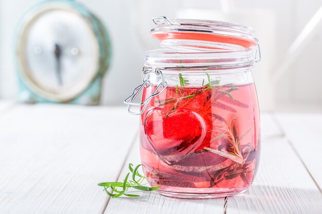 Acqua rinfrescante in vasetto con rosmarino e barbabietola