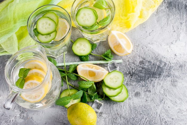 Acqua salata di agrumi sassi con limone e cetriolo