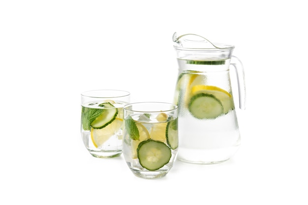 Acqua Sassy o acqua con cetriolo e limone in vaso isolato