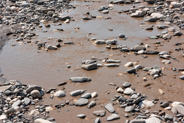 Acqua sporca di un fiume di montagna