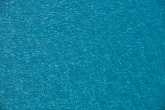 Acqua strappata nella superficie della piscina del fondo blu della piscina dell'acqua