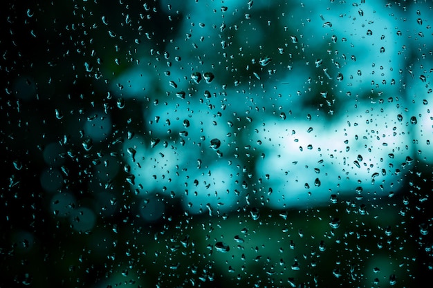 Acqua su specchio, giornata piovosa, sfondo astratto