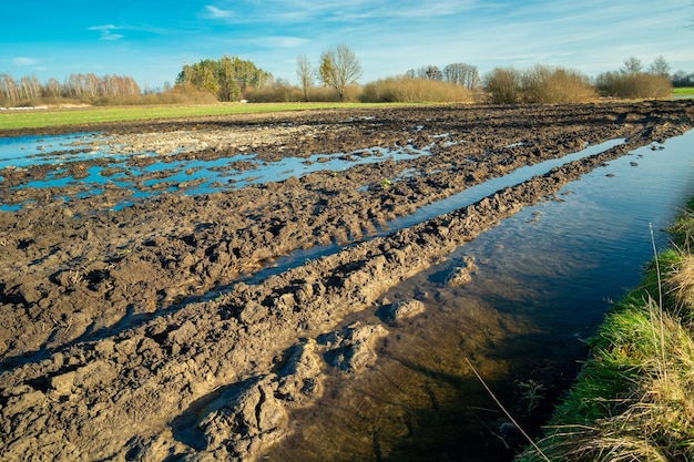 Acqua su un campo arato