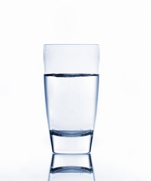 Acqua su vetro isolato
