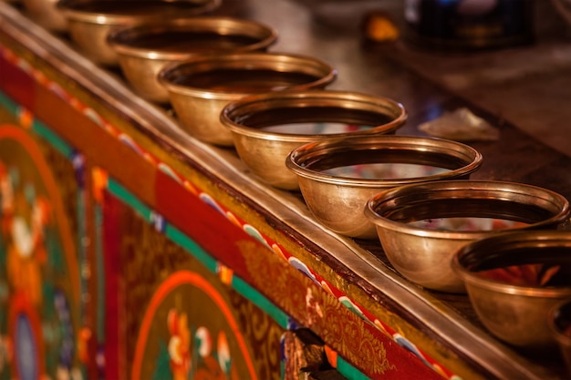 Acqua tibetana offrendo ciotole in likir gompa tibetano monastero buddista ladakh india