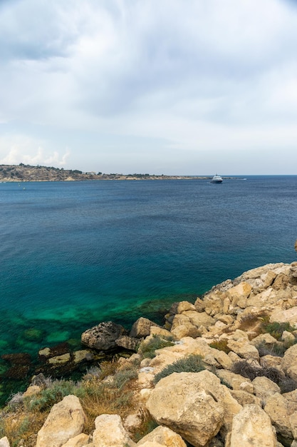 Acqua trasparente lungo la costa azzurra del Mar Mediterraneo