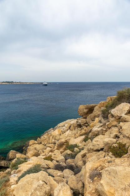 Acqua trasparente lungo la costa azzurra del Mar Mediterraneo