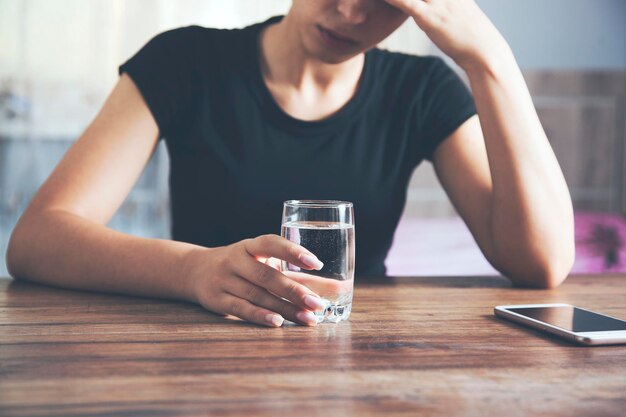 Acqua triste della mano della donna