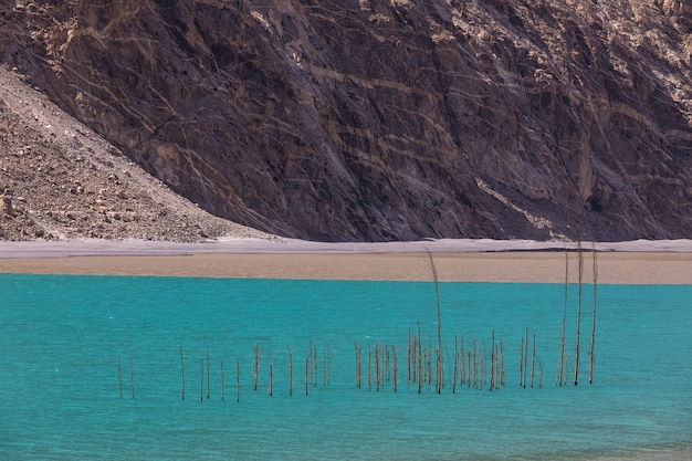 Acqua turchese delle rive rocciose del lago di montagna