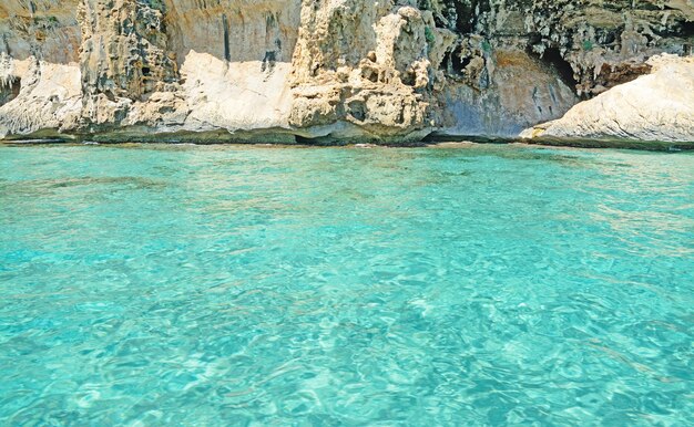 Acqua turchese e rocce nella costa del Golfo di Orosei Sardegna