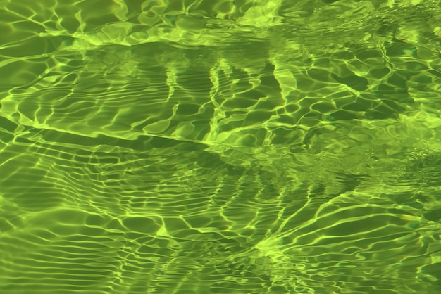 Acqua verde con increspature nel mezzo