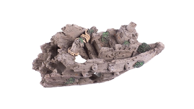 acquario decorativo nave affondata isolata su sfondo bianco
