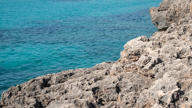 Acque blu e cristalline del Mar Mediterraneo accanto alle rocce dell'isola di Maiorca