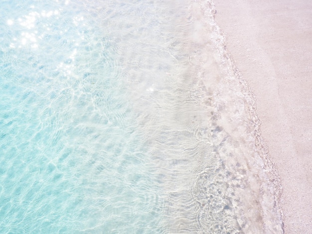 Acque cristalline e onde dolci e sabbia in una giornata di sole sulle spiagge tropicali della Thailandia