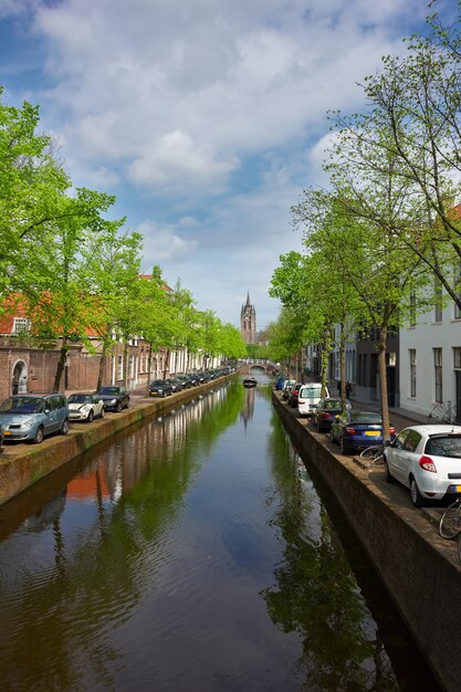 Acque del canale e vecchia torre della chiesa di Delft, Olanda