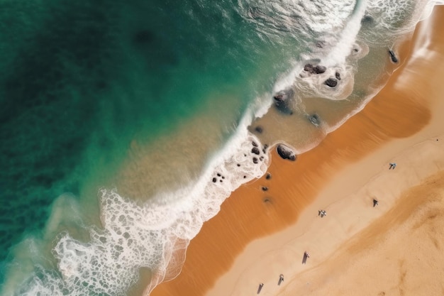 Acque oceaniche cristalline e una splendida veduta aerea di una bellissima spiaggia